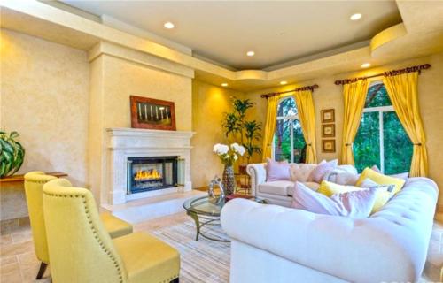Beautiful custom designed interior living room design in Los Angeles by HT Constructions 